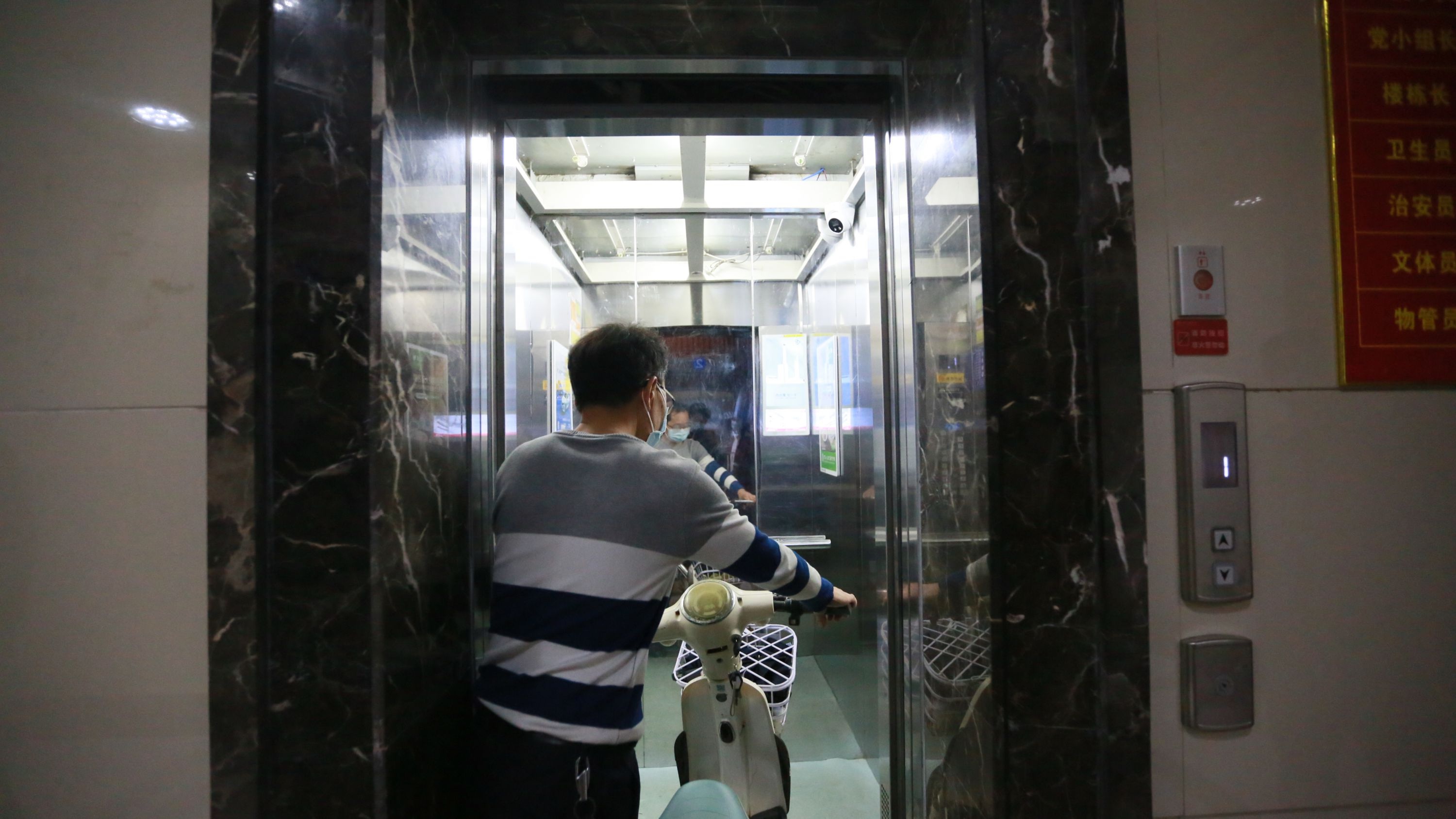 “看見”電動車就“報警”,武漢又一小區電梯配備智能“天眼”